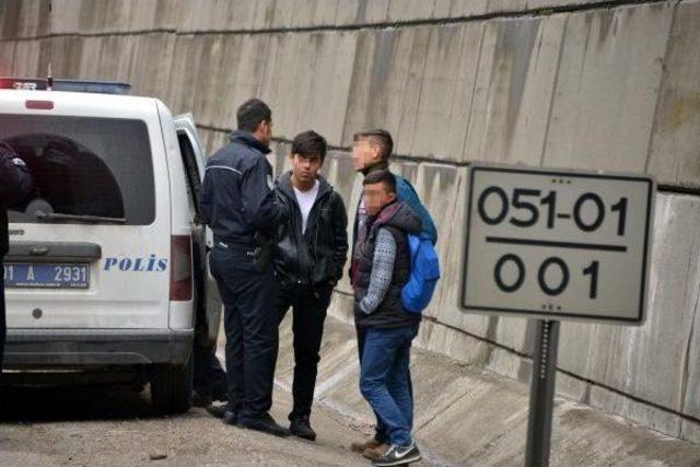 Otoyol Tüneline Kız Arkadaşının Ismini Yazan Liseliye Polis Sürprizi