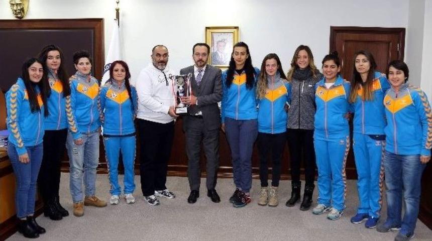 Şampiyon Takımdan Rekt&ouml;r Bircan&rsquo;a Ziyaret