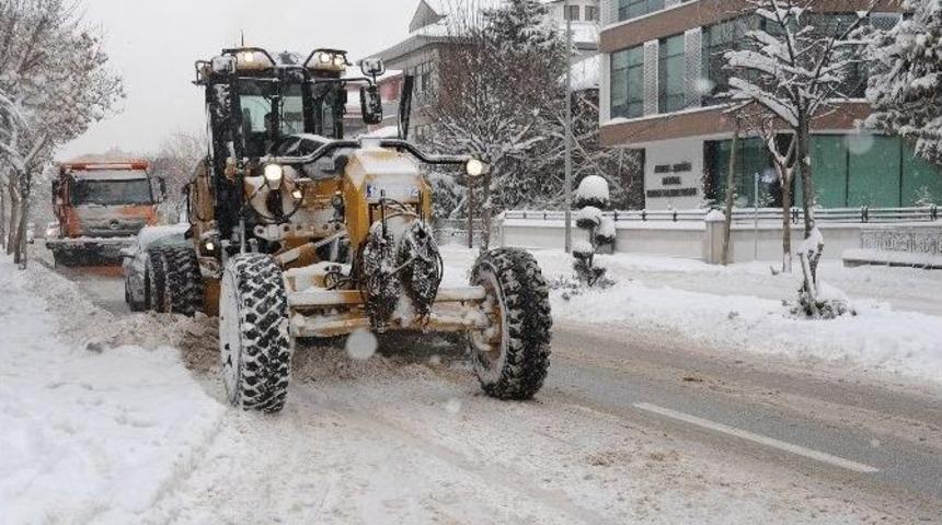 Konya B&uuml;y&uuml;kşehir&rsquo;in Kar Mesaisi 24 Saat Devam Ediyor
