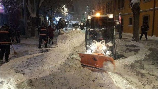 Konya Büyükşehir’in Kar Mesaisi 24 Saat Devam Ediyor