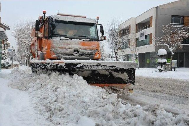 Konya Büyükşehir’in Kar Mesaisi 24 Saat Devam Ediyor