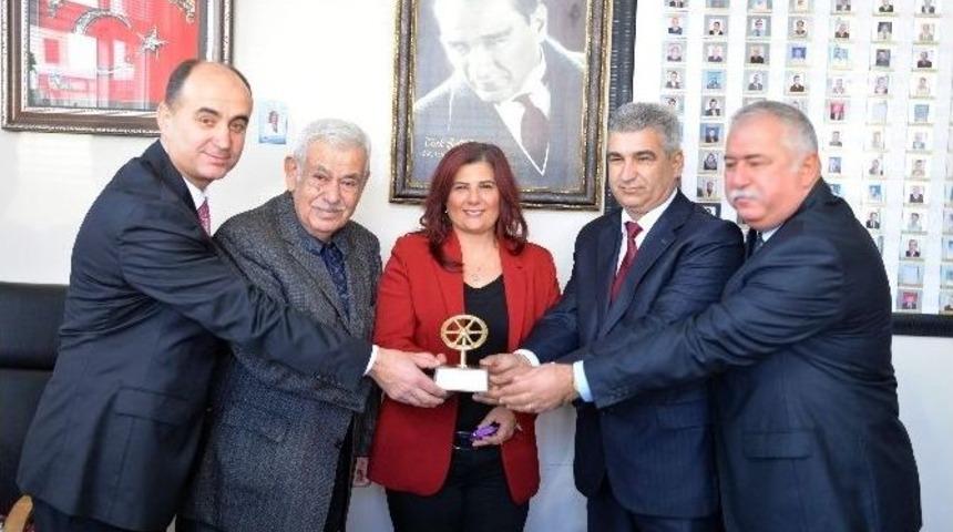 Aydın&rsquo;da Ayın Şof&ouml;r&uuml;ne &Ouml;d&uuml;l&uuml; Başkan &Ccedil;er&ccedil;ioğlu Tarafından Verildi