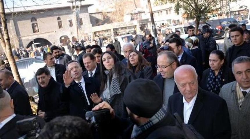 Ak Partili &Ccedil;iğdem Karaaslan, Sur'da Onarımları Inceledi