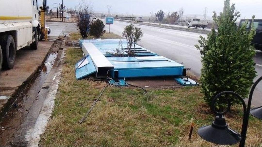 Şiddetli Fırtına Ahırın &Ccedil;atısını U&ccedil;urdu