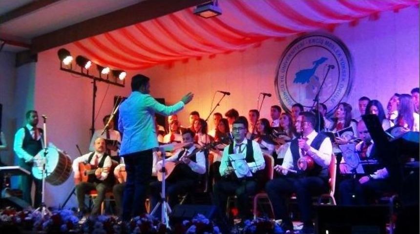 Erciş Halk M&uuml;ziği Korusu İzleyicileri B&uuml;y&uuml;ledi