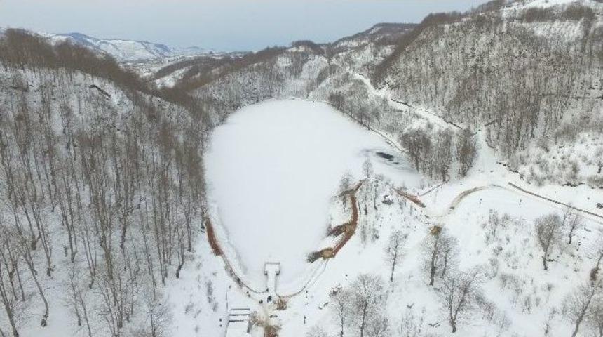 Ulug&ouml;l Buz Tuttu, Vali &Uuml;zerinde Y&uuml;r&uuml;d&uuml;