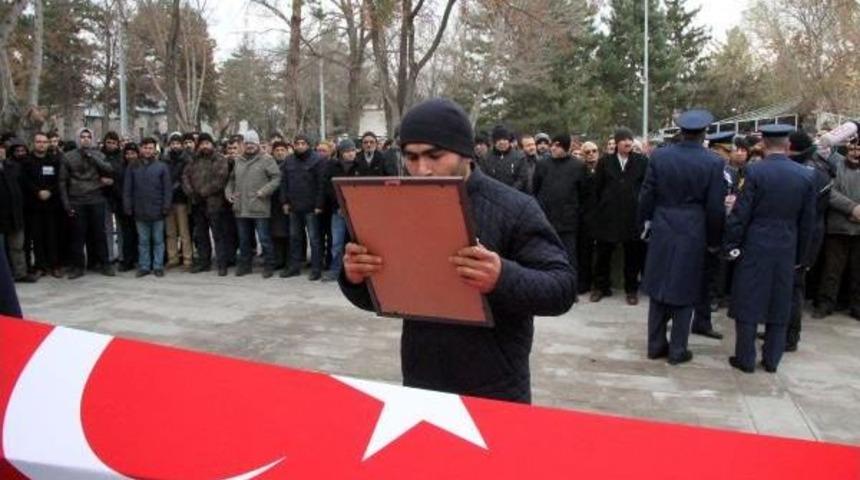 Kayserili Şehit Uzman &Ccedil;avuşlar G&ouml;zyaşlarıyla Uğurlandı