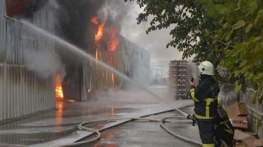 Plastik Fabrikasında Korkutan Yangın
