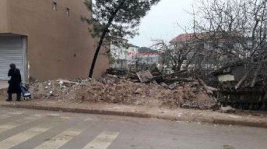 Liseli Elif, Okula Giderken &Ccedil;&ouml;ken Duvarın Altında Kaldı (2)