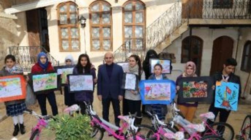 Resim Yarışmasında Dereceye Giren T&uuml;rk Ve Suriyeli &Ouml;ğrencilere &Ouml;d&uuml;lleri Verildi