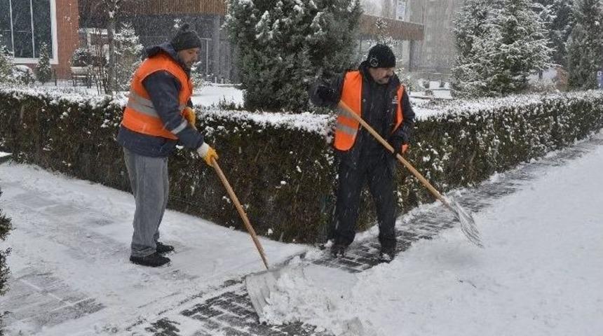 Temizlik İşlerinden Kar Temizleme Çalışması