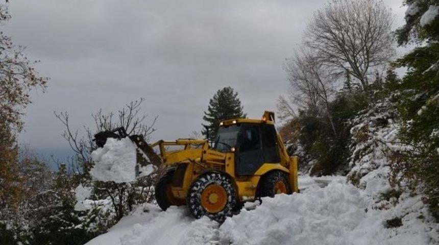 Konyaaltı Belediyesi Karla Kaplanan Yolları Açıyor