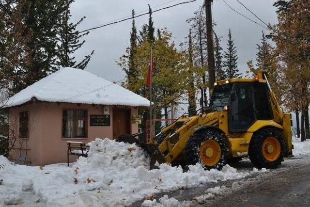 Konyaaltı Belediyesi Karla Kaplanan Yolları Açıyor