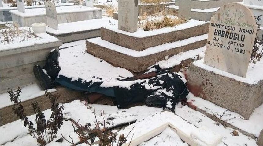 İki G&uuml;nd&uuml;r Kayıp Olan Gen&ccedil; Mezarlıkta &Ouml;l&uuml; Bulundu