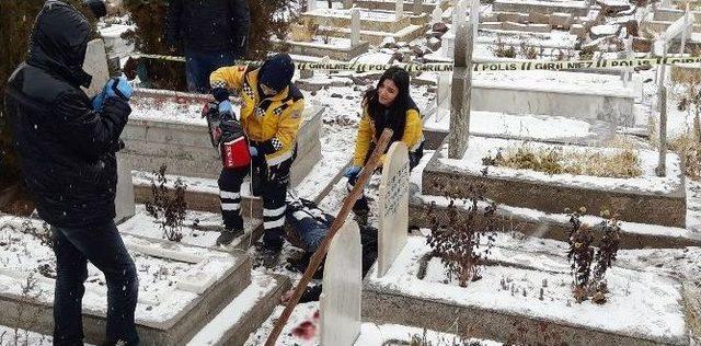 İki Gündür Kayıp Olan Genç Mezarlıkta Ölü Bulundu