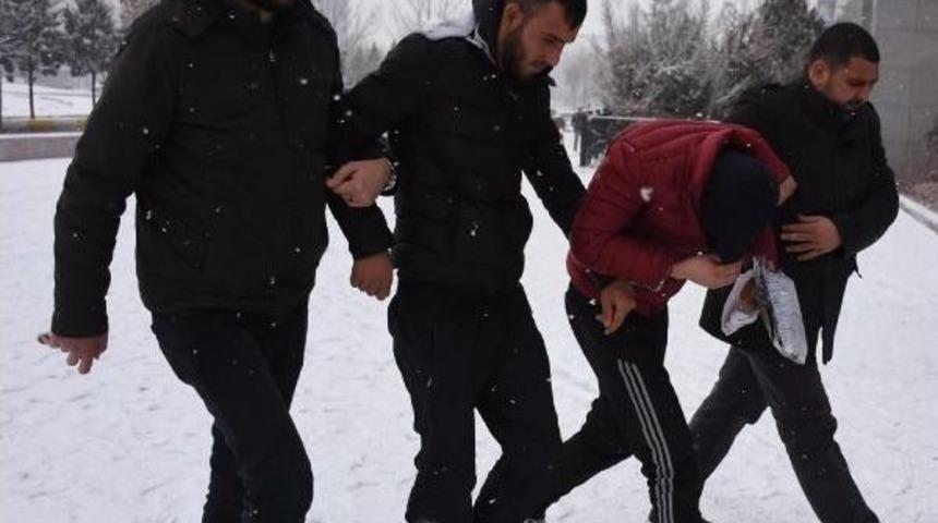 Lise &Ouml;ğrencilerine Bı&ccedil;aklı Gasp Ş&uuml;phelileri Yakalandı