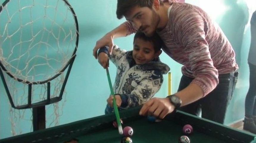 &Uuml;niversitelilerden İlk&ouml;ğretim Okulu &Ouml;ğrencilerine Spor Aleti Yardımı