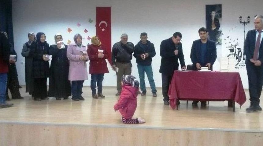 Veliler &Ccedil;ocuklarıyla Birlikte Kitap Okuyor