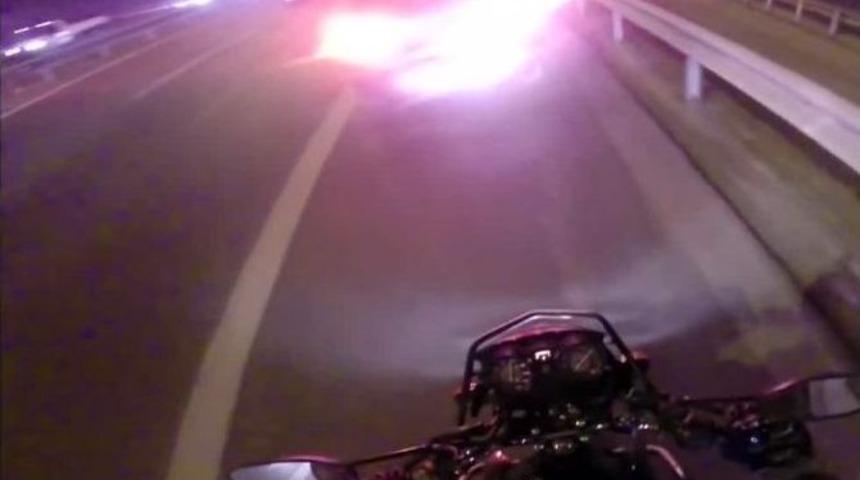 (&ouml;zel Haber) Motosikletin Emniyet Şeridinde Duran Araca &Ccedil;arpma Anı Kamerada