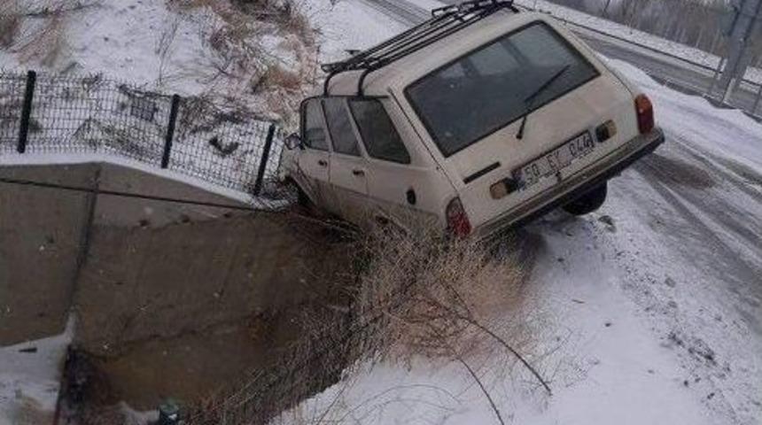 Otomobil Şarampole U&ccedil;maktan Son Anda Kurtuldu