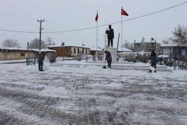 Han Belediyesi’nden Kar Temizleme Çalışmaları