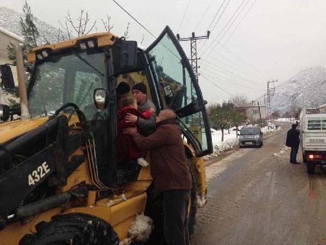 Karda Mahsur Kalan Hastayı, Belediye Başkanı Hastaneye Ulaştırdı