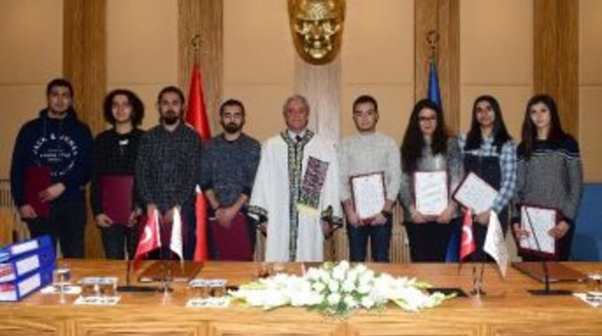 Rekt&ouml;r G&uuml;ndoğan Birincilere Başarı Belgesi Verdi