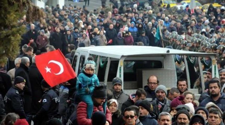 Şehit Astsubay &Ouml;z&uuml;pek'i, Kırklareli'de 20 Bin Kişi Uğurladı