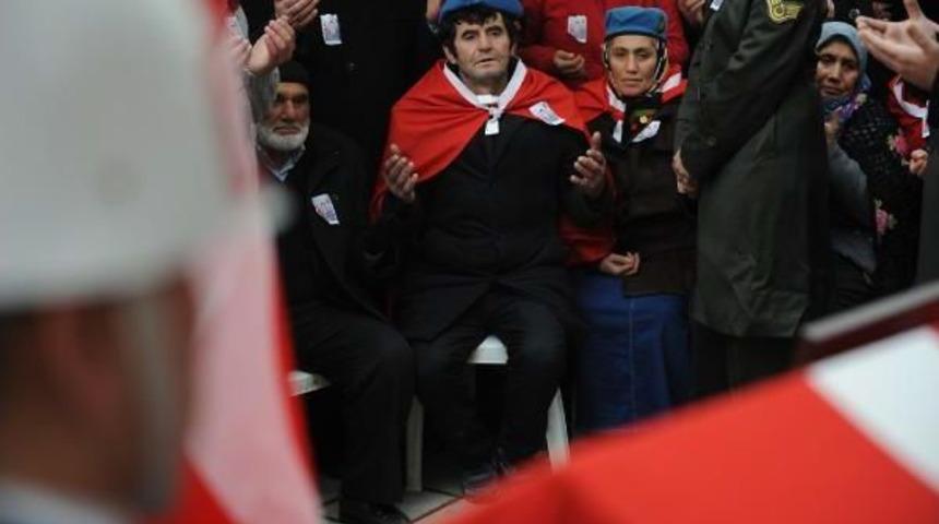 Şehit Oğullarını, Mavi Beresini Takarak Uğurladılar