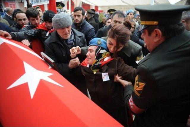 Şehit Oğullarını, Mavi Beresini Takarak Uğurladılar