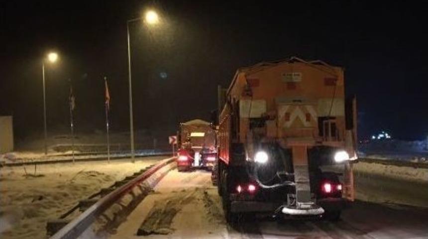 Karayolları Ekipleri &Ccedil;alışmalarını S&uuml;rd&uuml;r&uuml;yor