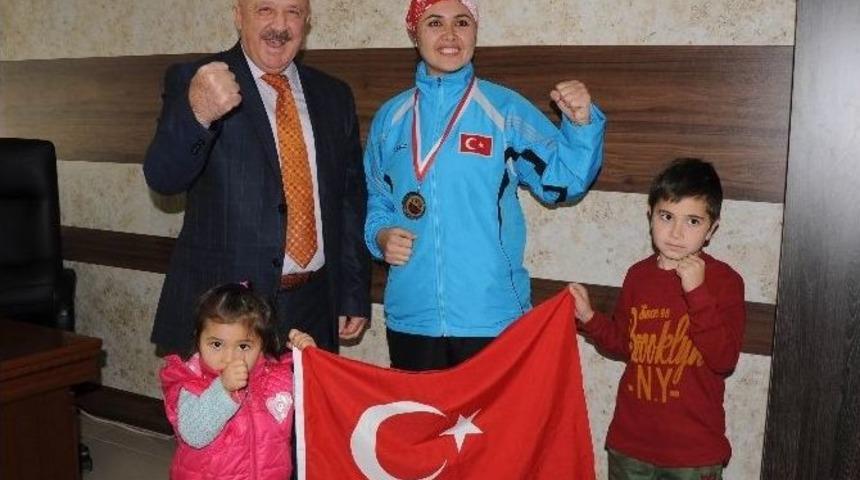 Madalyasını Şehitlere Adadı