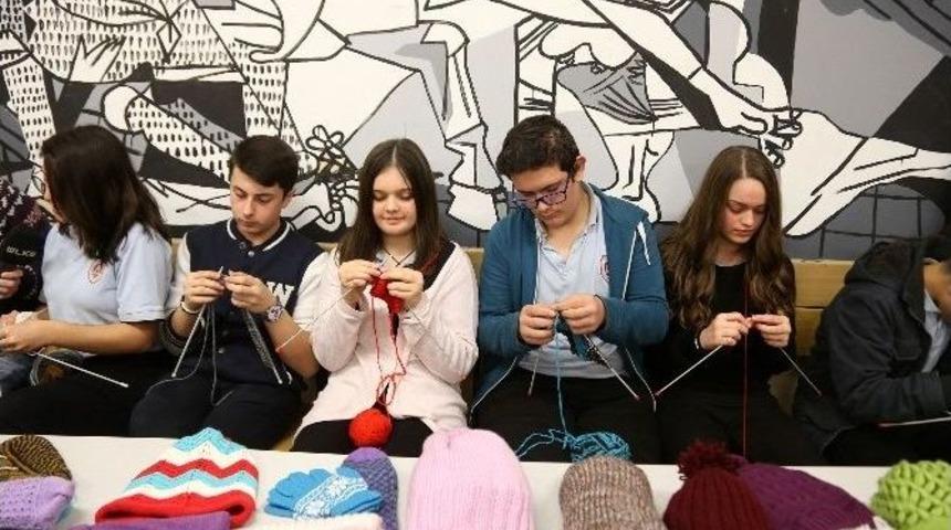 Esenler&rsquo;de Lise &Ouml;ğrencileri K&ouml;y Okullarına Kışlık Giyecek &Ouml;r&uuml;yor