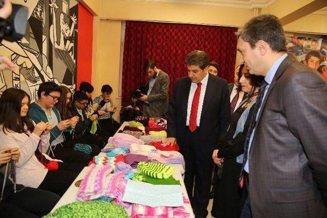 Esenler’de Lise Öğrencileri Köy Okullarına Kışlık Giyecek Örüyor