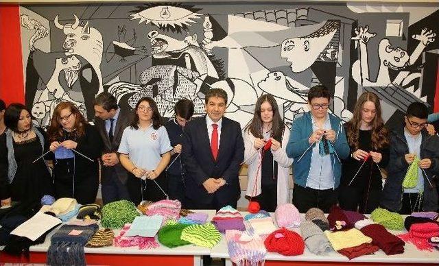 Esenler’de Lise Öğrencileri Köy Okullarına Kışlık Giyecek Örüyor