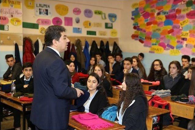 Esenler’de Lise Öğrencileri Köy Okullarına Kışlık Giyecek Örüyor