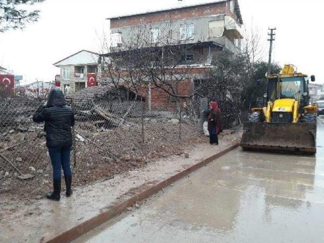 Liseli Elif, Okula Giderken Çöken Duvarın Altında Kaldı (3)