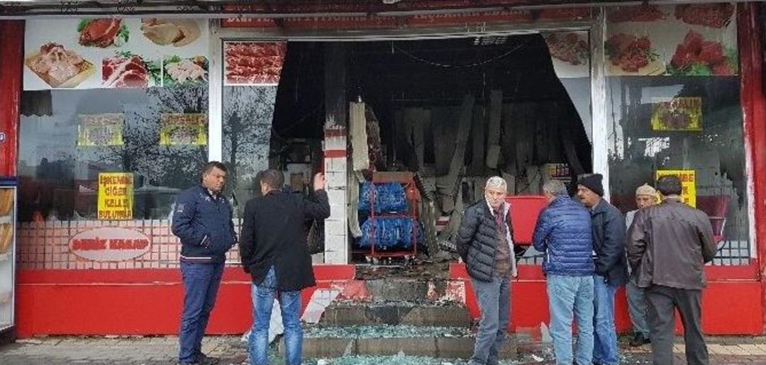 Antalya&rsquo;da Yıldırım D&uuml;şen D&uuml;kkan Harabeye D&ouml;nd&uuml;