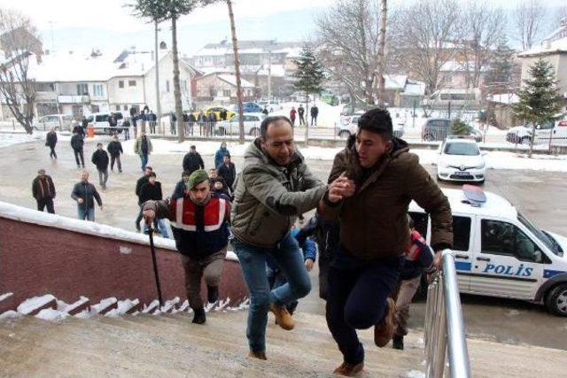 Taciz Iddiasıyla Gözaltına Alınan Öğretmene Tepki