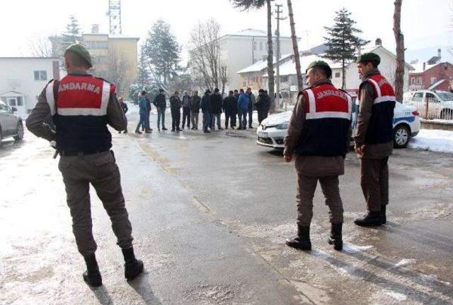 Taciz Iddiasıyla Gözaltına Alınan Öğretmene Tepki