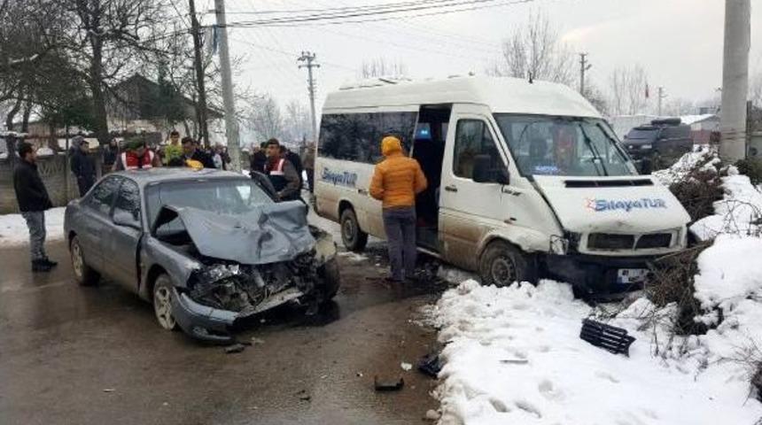 D&uuml;zce'de Otomobil Ile &Ouml;ğrenci Servisi &Ccedil;arpıştı: 12 Yaralı