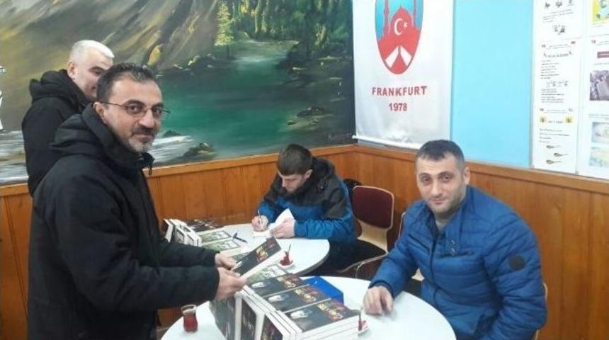 Gazeteci-yazar Ş&uuml;kr&uuml; &Uuml;&ccedil;&uuml;nc&uuml;, 2. Polisiye Romanı &rsquo;faili Firar&rsquo;ı İ&ccedil;in Almanya&rsquo;da İmza G&uuml;n&uuml; D&uuml;zenledi