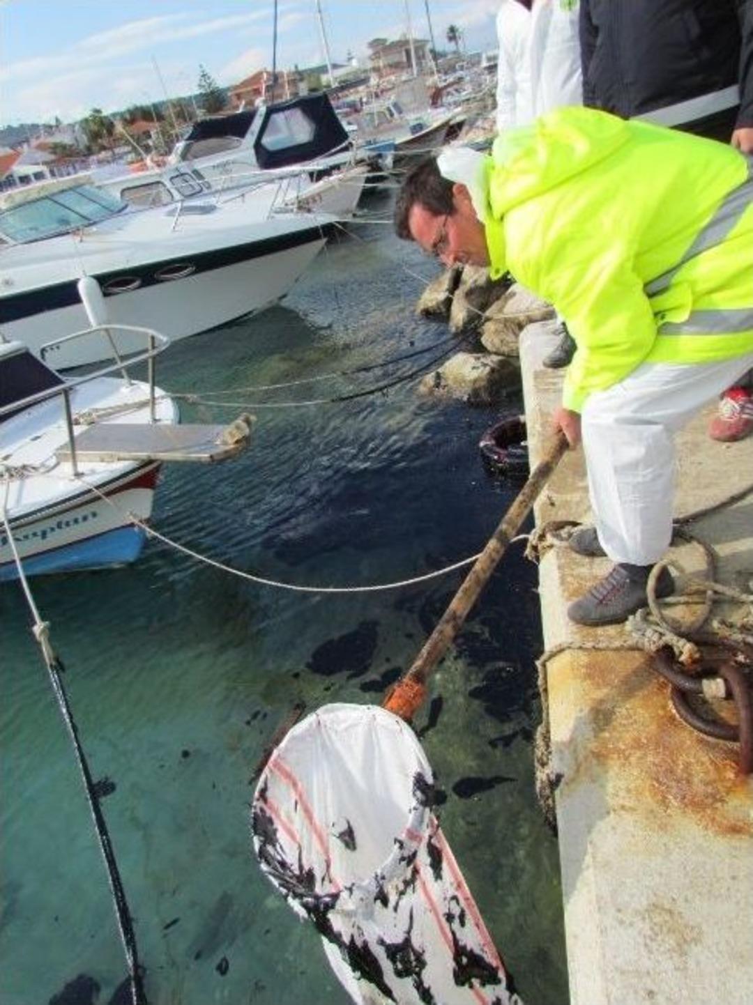 Denize Sızan 50 Ton Yakıt İ&ccedil;in 105 Kişilik Ekip Kuruldu