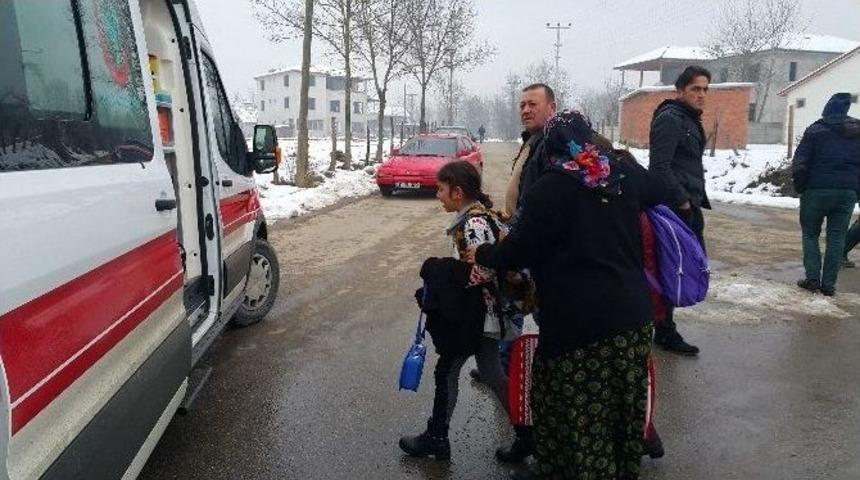 &Ouml;ğrenci Servisi İle Otomobilin Karıştığı Kazada 12 Kişi Yaralandı