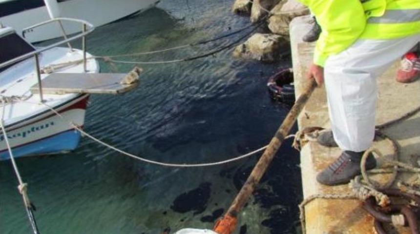 &Ccedil;eşme'de Denize Sızan Yakıt Kirliliği Temizleniyor