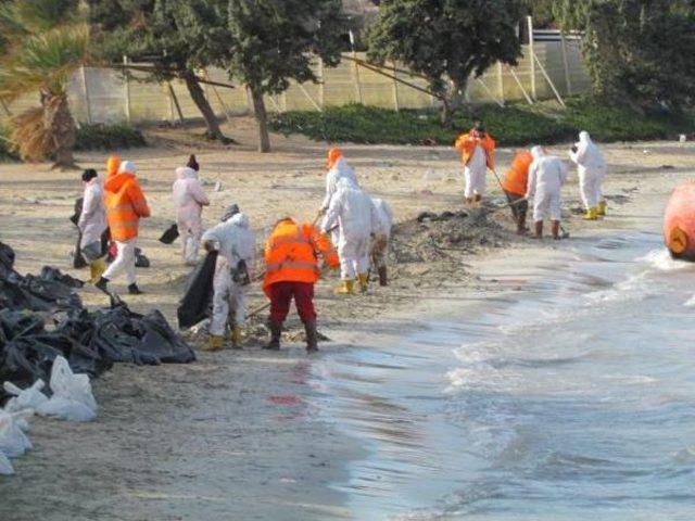 Çeşme'de Denize Sızan Yakıt Kirliliği Temizleniyor