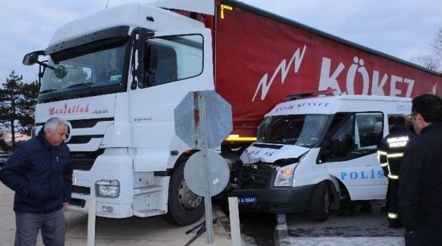 &Ccedil;evik Kuvvet Minib&uuml;s&uuml; İle Tır &Ccedil;arpıştı: 11 Yaralı
