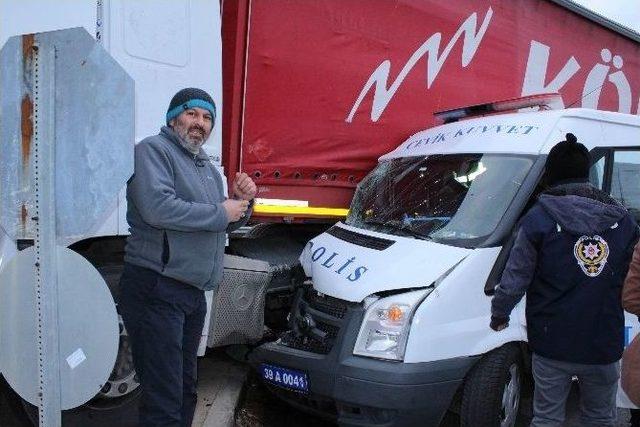 Çevik Kuvvet Minibüsü İle Tır Çarpıştı: 11 Yaralı