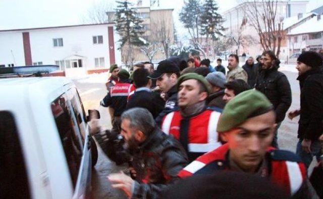 Taciz Iddiasıyla Gözaltına Alınan Öğretmene Tepki (2)