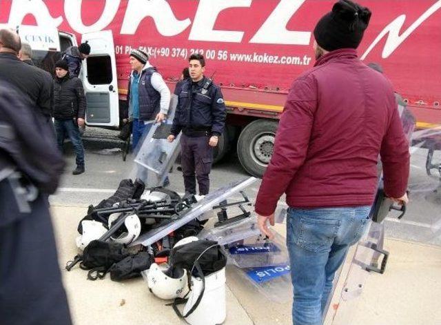 Çevik Kuvvet Minibüsü Tır'a Çarptı: 11 Polis Yaralı